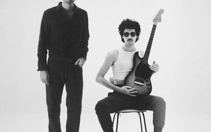 Paul Higgs junto a Conociendo Rusia publicaron «Destruyo Mi Guitarra»