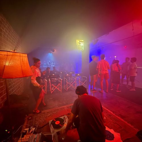 El Lado Oscuro del Vinilo: crónica de un refugio que recupera la mística analógica en plena era digital