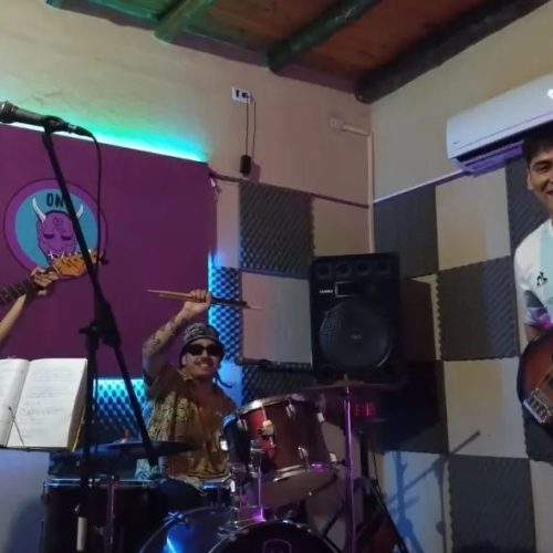 Join The Moon, una banda que busca conquistar la escena con su rock, psicodelia y pop punk