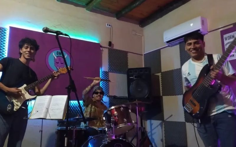 Join The Moon, una banda que busca conquistar la escena con su rock, psicodelia y pop punk