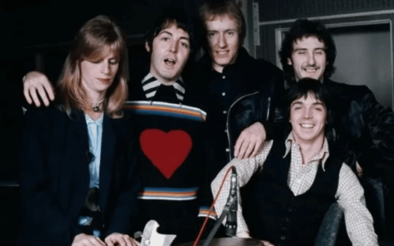 Paul McCartney anunció el lanzamiento oficial de “One Hand Clapping”, el disco en vivo de Wings