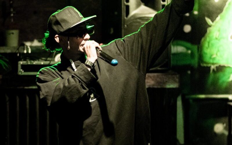 Con un sonido urbano, Raba lanzó junto a Magaláctica el single «Monolítico»