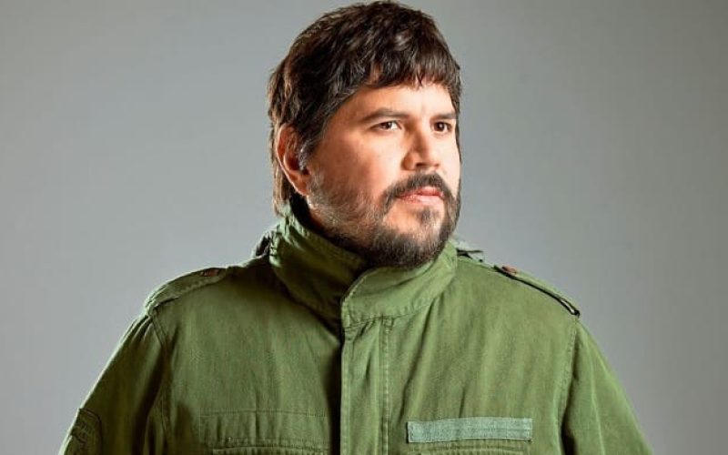 Santi Motorizado presentó «La Revolución» y sorprende con un homenaje a Maradona
