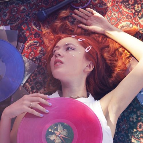 Yvonne propone un viaje de empoderamiento y emoción con su LP “I’m Not Naive”
