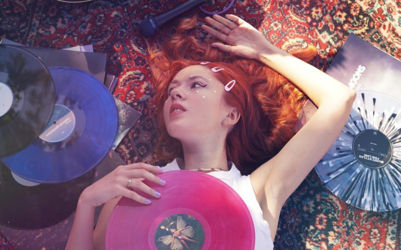 Yvonne propone un viaje de empoderamiento y emoción con su LP «I’m Not Naive»