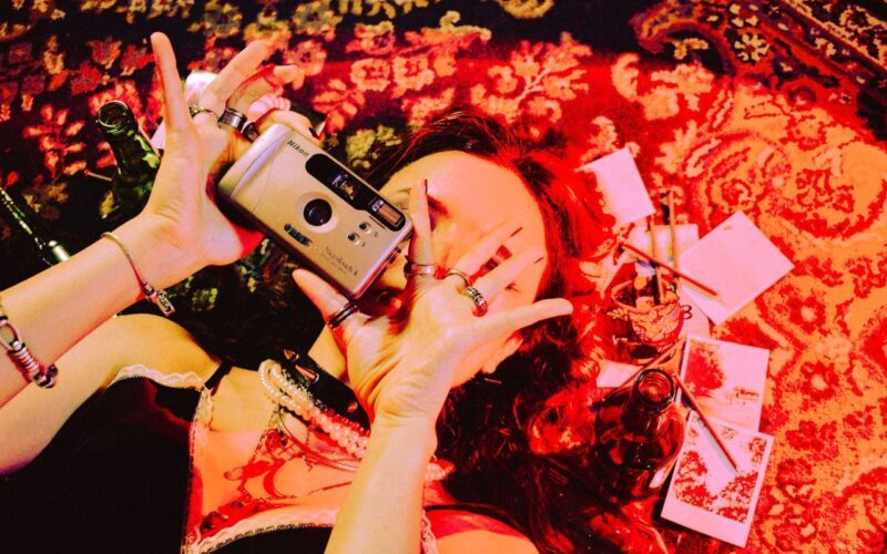 El grunge íntimo de Lupe Larrode: «Fotos», una oda a las transiciones y la fragilidad del ser