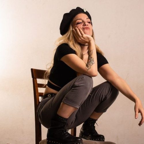 Desde una bañadera histórica, Eugenia Renata estrenó el videoclip “El día del enemigo”
